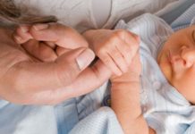 Ist es ratsam ein Baby zu pucken? Baby pucken ja oder nein?