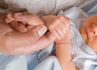 Ist es ratsam ein Baby zu pucken? Baby pucken ja oder nein?