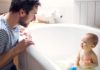 Benötige ich eine Badewanne für mein Baby? Vater mit Kind in der Badewanne