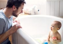 Benötige ich eine Badewanne für mein Baby? Vater mit Kind in der Badewanne