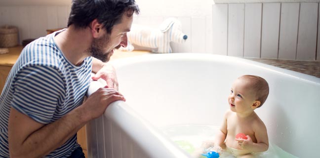 Vater mit Kind in der Badewanne