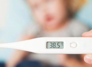 Tipps bei Erkältung Ihres Babys erkältetes Kind mit Fieberthermometer
