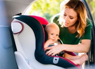 Was Sie über Isofix und den neuen i-Size Standard wissen sollten Mutter befestigt Kindersitz im Auto