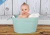 Eine Babybadewanne für Hygiene und Spass Kind in Badewanne