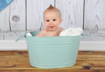 Eine Babybadewanne für Hygiene und Spass Kind in Badewanne