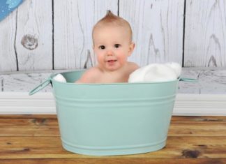 Eine Babybadewanne für Hygiene und Spass Kind in Badewanne