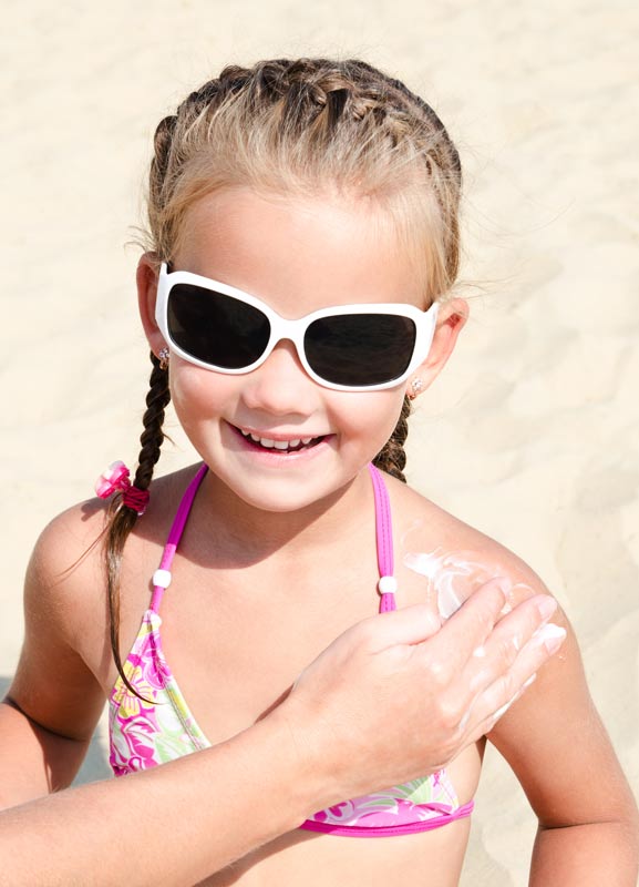 Mädchen am Strand mit Sonnenbrille