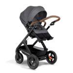 Stokke Trailz Black Edition mit Bezug in Black Melange und mit braun bezogenem Schieber Stokke Trailz Black Edition mit Bezug in Black Melange und mit braun bezogenem Schieber