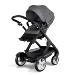 Stokke Trailz Black Edition mit Bezug in Black Melange und mit schwarz bezogenem Schieber Stokke Trailz Black Edition mit Bezug in Black Melange und mit schwarz bezogenem Schieber