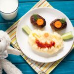 lustiges Kindermenü mit Kartoffelbrei und Frikadellen<br />
Urheber : Nadia Borovenko lustiges Kindermenü mit Kartoffelbrei und Frikadellen